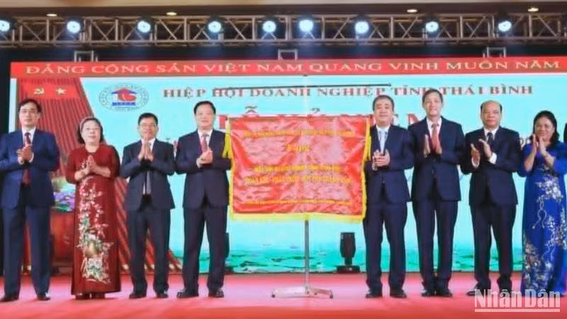 Bí thư Tỉnh ủy Thái Bình Ngô Đông Hải trao bức trướng với dòng chữ "Đoàn kết-Phát triển-Bứt phá-Thành công" tặng Hiệp hội Doanh nghiệp tỉnh Thái Bình.
