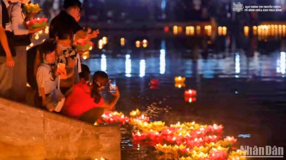 Hội hoa đăng là dịp nguyện cầu cho quốc thái dân an, gia đình ấm no hạnh phúc, mọi sự viên mãn, hanh thông.