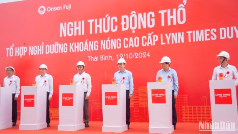 Các đại biểu thực hiện nghi thức động thổ Tổ hợp nghỉ dưỡng khoáng nóng cao cấp Lynn Times Duyên Hải, tổng vốn đầu tư 2.000 tỷ đồng tại huyện Hưng Hà (tỉnh Thái Bình).