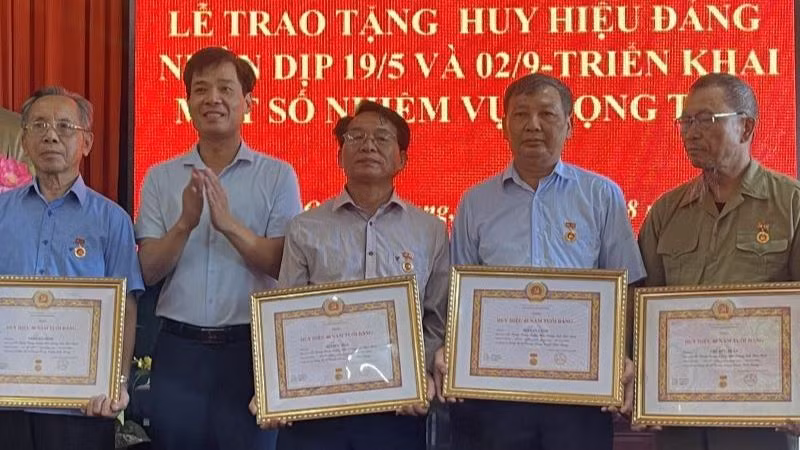 Ông Vũ Đức Nam, Chủ tịch Ủy ban nhân dân xã Quang Trung, huyện Kiến Xương, tỉnh Thái Bình (thứ 2 từ trái qua). (Ảnh Cổng thông tin điện tử xã Quang Trung)
