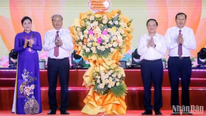 Phó Chủ tịch Quốc hội Nguyễn Khắc Định tặng hoa chúc mừng Đảng bộ, chính quyền và nhân dân huyện Vũ Thư, nơi đang quản lý, gìn giữ và bảo tồn Di tích Quốc gia đặc biệt chùa Keo. Phó Chủ tịch Quốc hội Nguyễn Khắc Định tặng hoa chúc mừng Đảng bộ, chính quyền và nhân dân huyện Vũ Thư, nơi đang quản lý, gìn giữ và bảo tồn Di tích Quốc gia đặc biệt chùa Keo.
