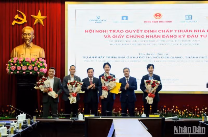 Bí thư Tỉnh ủy Thái Bình Ngô Đông Hải tặng hoa chúc mừng liên danh đầu tư Dự án.