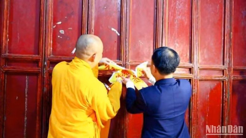 Khai chỉ mở cửa đền, một nghi thức quan trọng trong Lễ hội chùa Keo mùa thu. Khai chỉ mở cửa đền, một nghi thức quan trọng trong Lễ hội chùa Keo mùa thu.