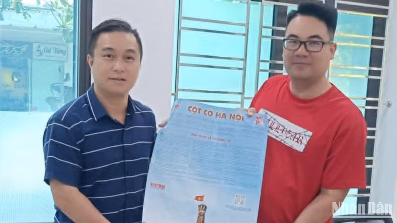 Văn phòng đại diện Báo Nhân Dân tại tỉnh Thái Bình trao tặng ấn phẩm đặc biệt "Cột cờ Hà Nội" cho Thư viện tỉnh Thái Bình.