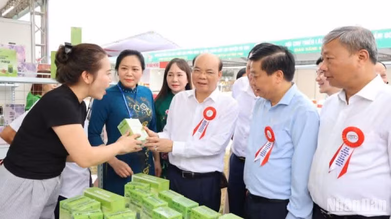 Các đại biểu tham quan gian hàng sản phẩm OCOP. Các đại biểu tham quan gian hàng sản phẩm OCOP.