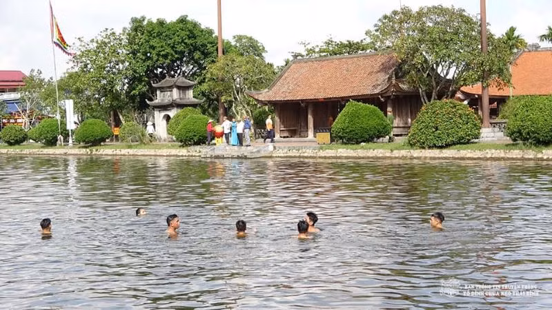 Thi bắt vịt trên hồ trong Lễ hội chùa Keo mùa Thu. (Ảnh: Nguyễn Thuyên) Thi bắt vịt trên hồ trong Lễ hội chùa Keo mùa Thu. (Ảnh: Nguyễn Thuyên)
