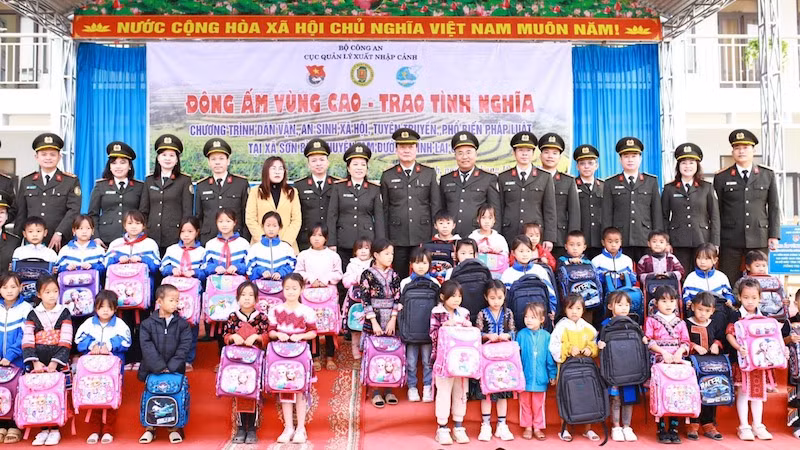 Đoàn công tác trao quà cho các cháu học sinh nghèo vượt khó, đạt thành tích tốt trong học tập.