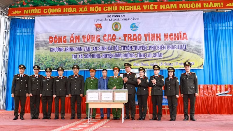 Đoàn công tác trao tặng 3 bộ máy tính tặng các cơ quan tại địa phương (Công an huyện Tam Đường, Công an thị xã Sơn Bình, Ủy ban nhân dân xã Sơn Bình.
