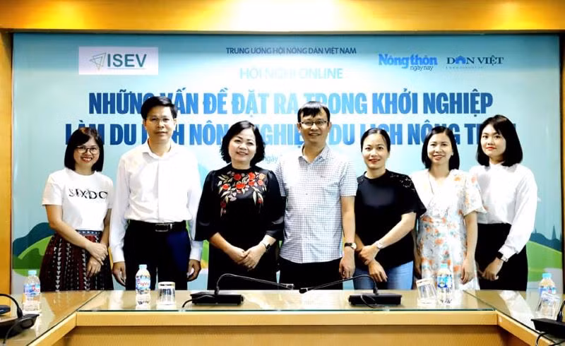 Các đại biểu tham gia Hội nghị trực tuyến với chủ đề “Những vấn đề đặt ra trong khởi nghiệp làm du lịch nông nghiệp, du lịch nông thôn” tại điểm cầu Hà Nội.