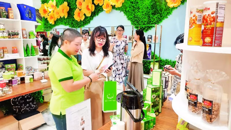 Người tiêu dùng tham quan, mua sắm các sản phẩm thân thiện với môi trường trưng bày tại Trung tâm Xúc tiến Thương mại và Đầu tư Thành phố Hồ Chí Minh.