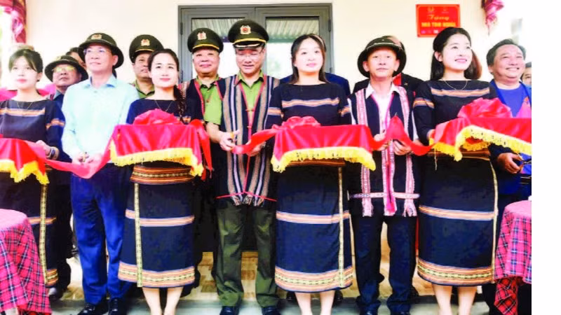 Khánh thành và tặng quà cho gia đình anh A Tênh (thành phố Kon Tum) trong chương trình xóa nhà tạm, nhà dột nát tặng đồng bào các tỉnh Tây Nguyên của Bộ Công an.