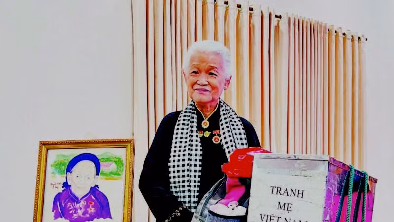 Họa sĩ Đặng Ái Việt vẫn miệt mài thực hiện dự án vẽ tranh Mẹ Việt Nam Anh hùng trên khắp mọi miền Tổ quốc.