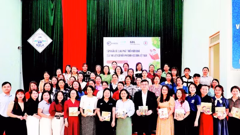 2- Trao tặng bộ sách “Những đứa trẻ hạnh phúc”.