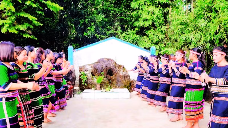 Một tiết mục múa được biểu diễn trong khuôn viên Miếu Thần Đá dịp phục dựng Lễ cúng Thần Đá vào cuối năm 2024.