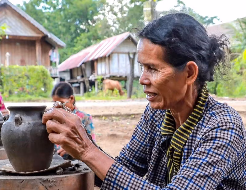 Qua lớp học, các học viên đã làm được các sản phẩm gốm truyền thống của dân tộc M’nông. Qua lớp học, các học viên đã làm được các sản phẩm gốm truyền thống của dân tộc M’nông.
