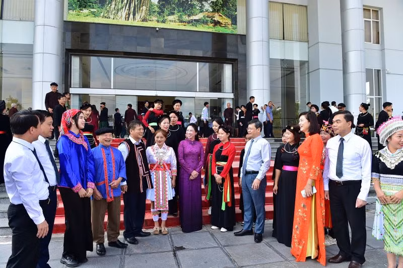 Lãnh đạo tỉnh Tuyên Quang với các đại biểu dự hội nghị.