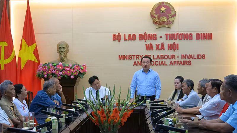 Phó Cục trưởng Cục Người có công Nguyễn Xuân Long phát biểu tại buổi tiếp Đoàn đại biểu người có công với cách mạng tiêu biểu tỉnh Sóc Trăng. (Ảnh: Ngân Anh)