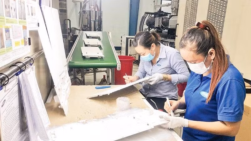 Lao động ở Công ty CNS Amura Precision, Thành phố Hồ Chí Minh (Ảnh minh họa: Phương Vy).
