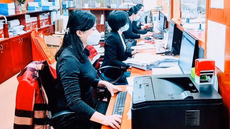 Giao dịch tại Bảo hiểm xã hội Hải Phòng (Ảnh minh họa: Quang Dũng).