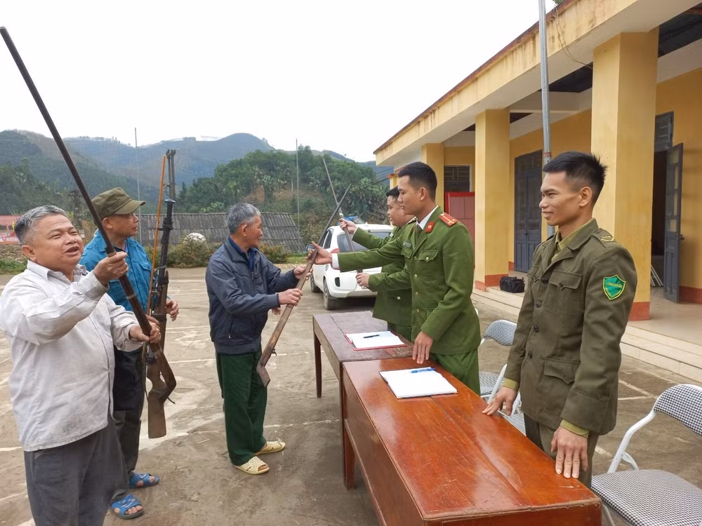 Đồng bào dân tộc Dao xã Quang Minh, huyện Văn Yên qua tuyên truyền tự nguyện giao nộp vũ khí tự chế. Đồng bào dân tộc Dao xã Quang Minh, huyện Văn Yên qua tuyên truyền tự nguyện giao nộp vũ khí tự chế.