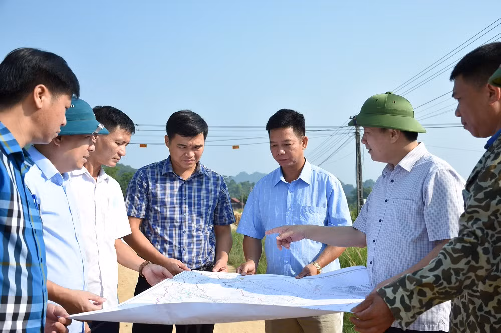 Đồng chí Hoàng Hữu Độ, Bí thư Huyện ủy Lục Yên kiểm tra việc giải phóng mặt bằng làm đường giao thông nông thôn.