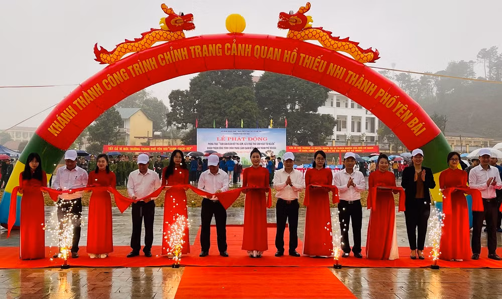 Cắt băng khánh thành công trình chỉnh trang hồ Thiếu nhi thành phố. Cắt băng khánh thành công trình chỉnh trang hồ Thiếu nhi thành phố.