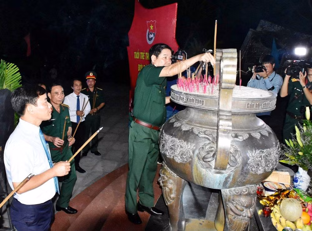 Lãnh đạo tỉnh Thừa Thiên Huế cùng các đơn vị Quân đội dâng hương tưởng nhớ và tri ân các Anh hùng liệt sĩ. Lãnh đạo tỉnh Thừa Thiên Huế cùng các đơn vị Quân đội dâng hương tưởng nhớ và tri ân các Anh hùng liệt sĩ.
