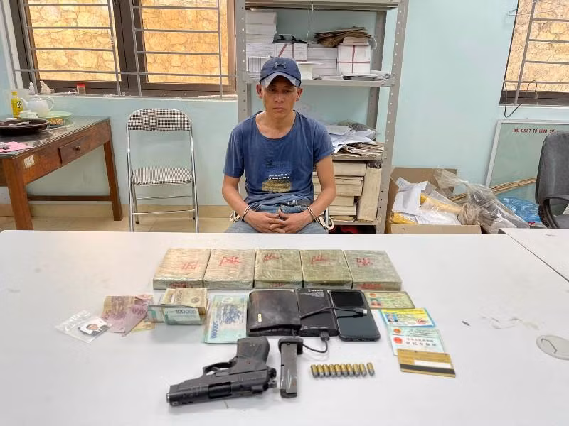 Đối tượng truy nã đặc biệt nguy hiểm Hoàng Văn Tú bị bắt cùng 5 bánh heroin và 1 khẩu súng ngắn.