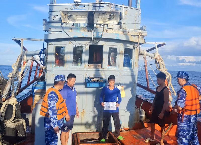 Tổ công tác kiểm tra, niêm phong hàng hóa vi phạm trên tàu KG-90268-TS.