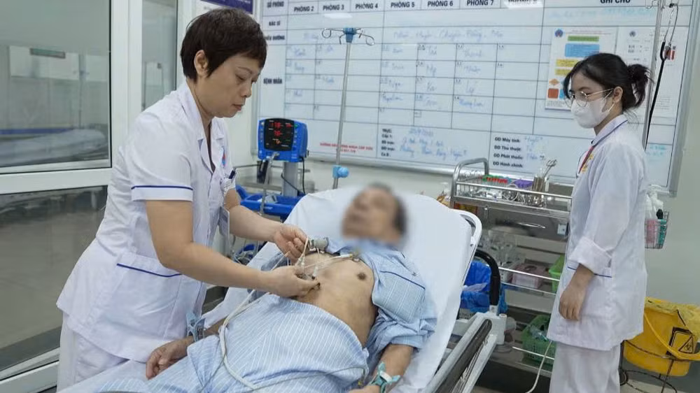Nhân viên y tế khoa Cấp cứu, Bệnh viện Hữu Nghị tiến hành khám, chữa cho bệnh nhân.