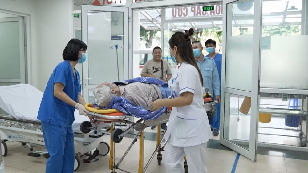 Đón tiếp bệnh nhân ở khoa Cấp cứu, Bệnh viện Hữu Nghị.