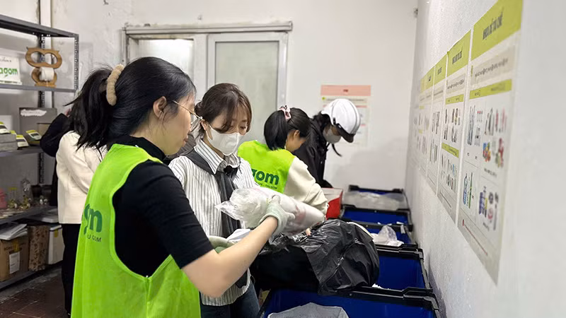 Đều đặn mỗi cuối tuần, Tagom lại tiếp đón nhiều người dân mang rác đến điểm tập kết.
