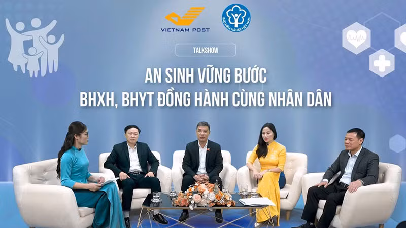 Talkshow “An sinh vững bước - bảo hiểm xã hội, bảo hiểm y tế đồng hành cùng nhân dân”. (Ảnh: Ban tổ chức) Talkshow “An sinh vững bước - bảo hiểm xã hội, bảo hiểm y tế đồng hành cùng nhân dân”. (Ảnh: Ban tổ chức)