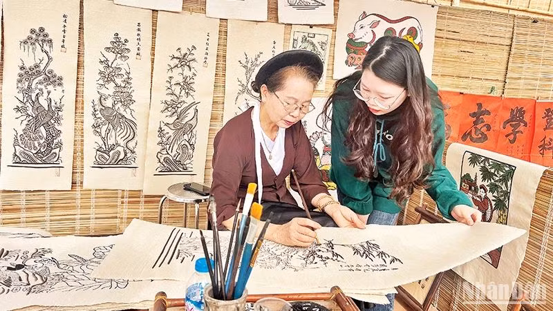 Không gian tái hiện chợ tranh Đông Hồ tại Trung tâm bảo tồn tranh dân gian Đông Hồ. (Ảnh: AN TRÂN)