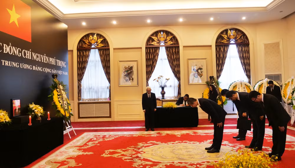 Đại diện các bộ, ngành Trung Quốc đến viếng Tổng Bí thư Nguyễn Phú Trọng.