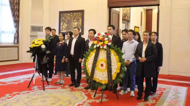 Đại diện kiều bào và lưu học sinh Việt Nam tại Trung Quốc đến viếng nguyên Chủ tịch nước Trần Đức Lương. Đại diện kiều bào và lưu học sinh Việt Nam tại Trung Quốc đến viếng nguyên Chủ tịch nước Trần Đức Lương.
