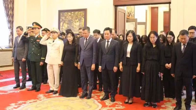 Đại sứ Phạm Thanh Bình cùng tập thể cán bộ, nhân viên Đại sứ quán Việt Nam tại Trung Quốc vĩnh biệt đồng chí Trần Đức Lương. 