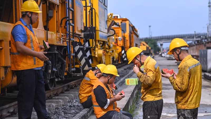 Công nhân đường sắt ở Nam Ninh nghỉ giải lao giữa giờ làm việc. (Ảnh: Tân Hoa Xã)