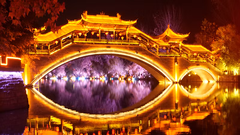 Một cây cầu bắc qua dòng kênh đào.