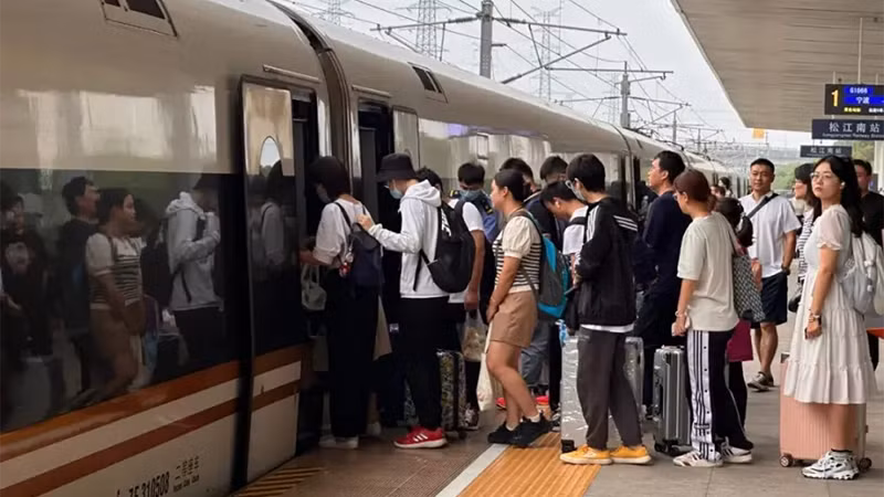 Hành khách lên tàu cao tốc ở ga Songjiangnan, Thượng Hải. (Ảnh: Tengxun)