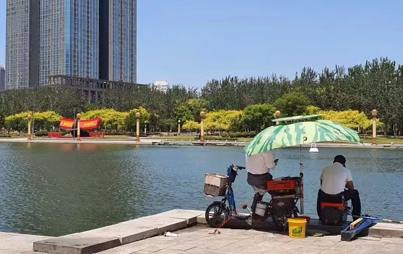 Người dân câu cá giữa trời nắng ở Thiên Tân. (Ảnh: Hồ Quân)