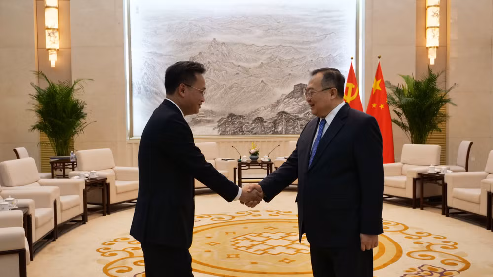 Đồng chí Lưu Kiến Siêu chào đón đồng chí Nguyễn Hữu Nghĩa. Đồng chí Lưu Kiến Siêu chào đón đồng chí Nguyễn Hữu Nghĩa.