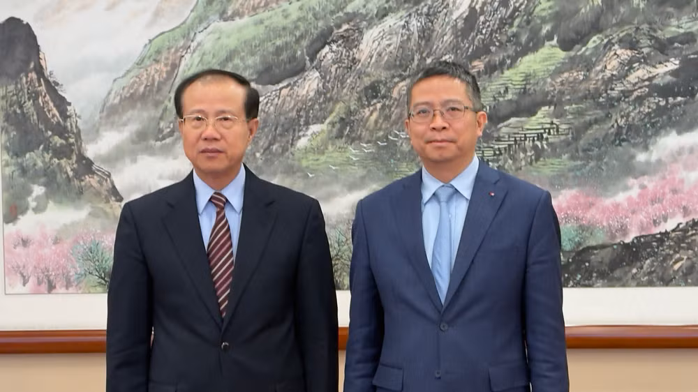 Đại sứ Phạm Thanh Bình và Phó Chủ nhiệm Ủy ban Đối ngoại Nhân đại toàn quốc Trung Quốc Phó Tự Ứng.