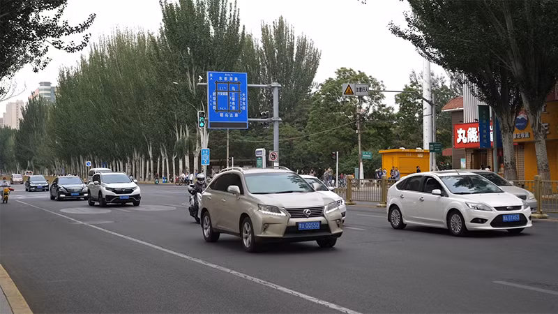 Ô-tô lưu thông trên đường ở thành phố Hohhot, khu tự trị Nội Mông, Trung Quốc. (Ảnh: HỒ QUÂN) Ô-tô lưu thông trên đường ở thành phố Hohhot, khu tự trị Nội Mông, Trung Quốc. (Ảnh: HỒ QUÂN)