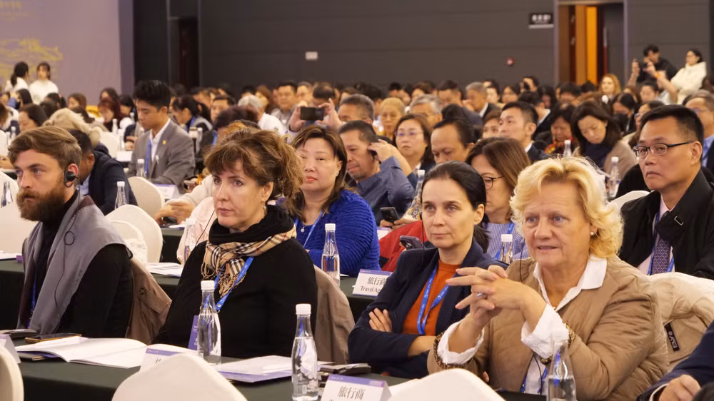 Đại biểu quốc tế dự Hội nghị các doanh nghiệp lữ hành quốc tế Trùng Khánh 2024.