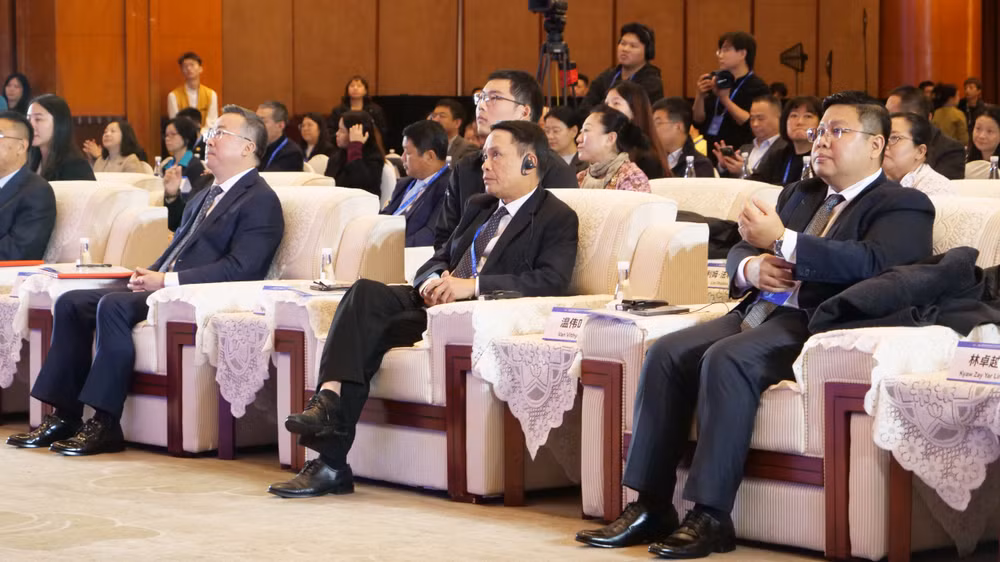 Ông Nguyễn Đức Lợi, Phó Chủ tịch Thường trực Hội Nhà báo Việt Nam và đại diện một số công ty du lịch của Việt Nam tham dự chương trình.