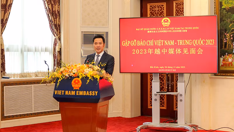 Công sứ Ninh Thành Công phát biểu tại buổi gặp gỡ.