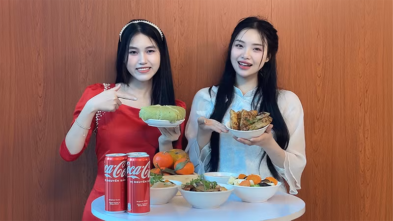 Thu Hương (phải) và bạn chụp ảnh kỷ niệm bên mâm cơm Tết. (Ảnh: nhân vật cung cấp)