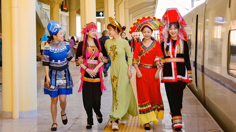 Hành khách trong trang phục truyền thống chuẩn bị lên tàu. (Ảnh: People.cn) Hành khách trong trang phục truyền thống chuẩn bị lên tàu. (Ảnh: People.cn)