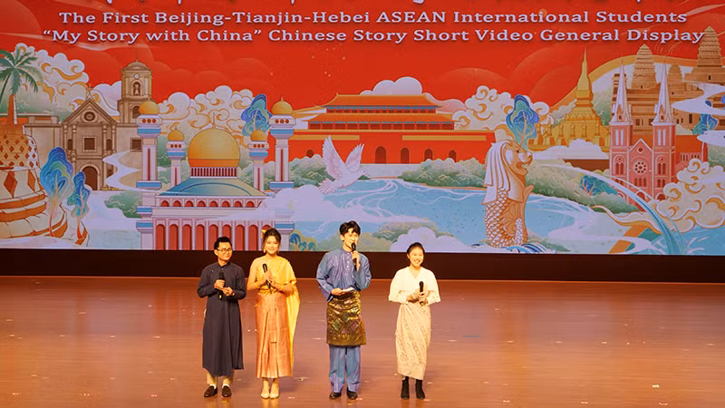 Lưu học sinh làm MC dẫn chương trình biểu diễn văn nghệ.